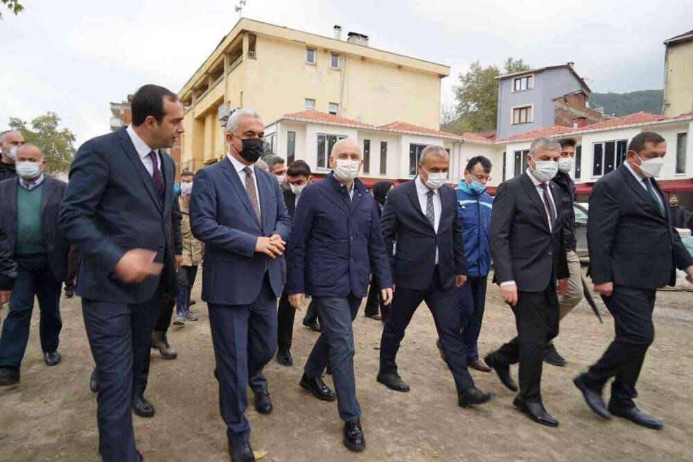 Bakan Karaismailoğlu, sel bölgesinde vatandaşlarla buluştu