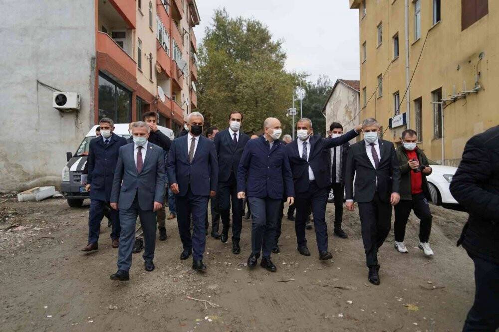 Bakan Karaismailoğlu, sel bölgesinde vatandaşlarla buluştu