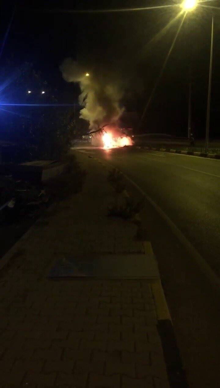 Kaza yaparak alev alan otomobildeki 2 kişi saniyelerle kurtuldu