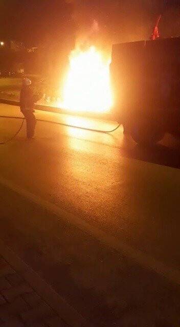 Kaza yaparak alev alan otomobildeki 2 kişi saniyelerle kurtuldu