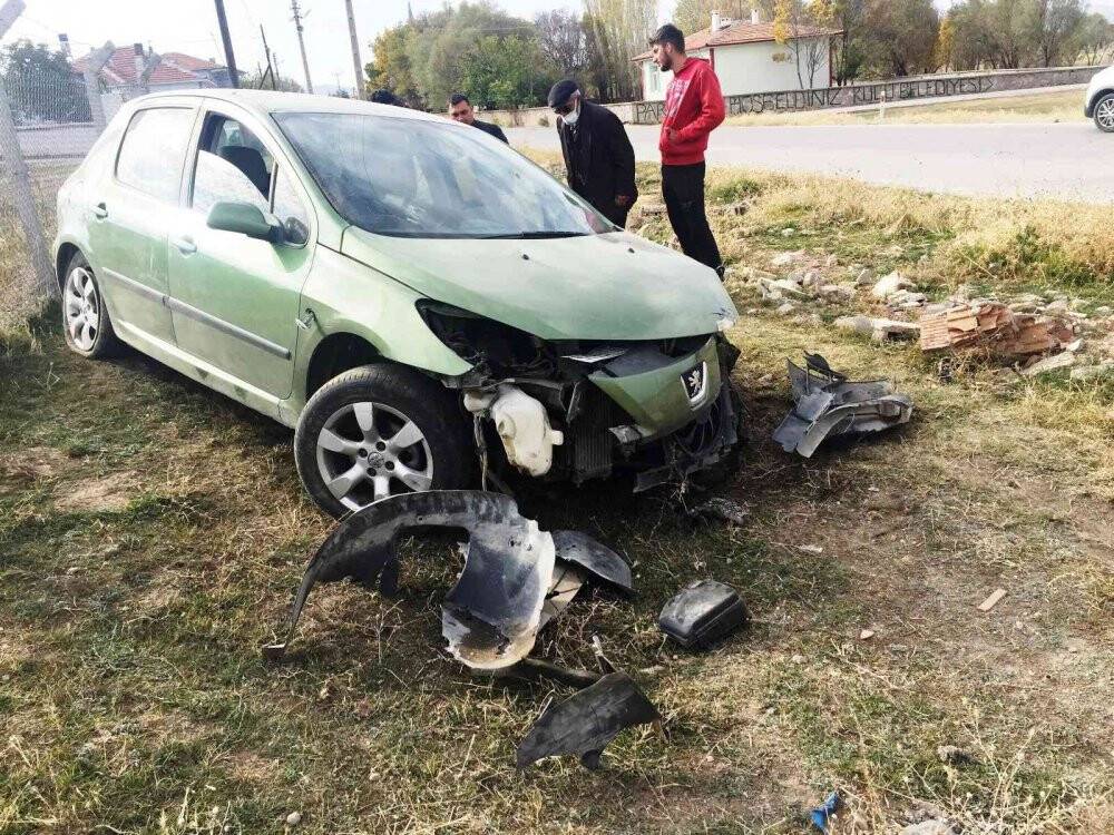 Konya’da otomobil telefon direğine çarptı: 1 yaralı