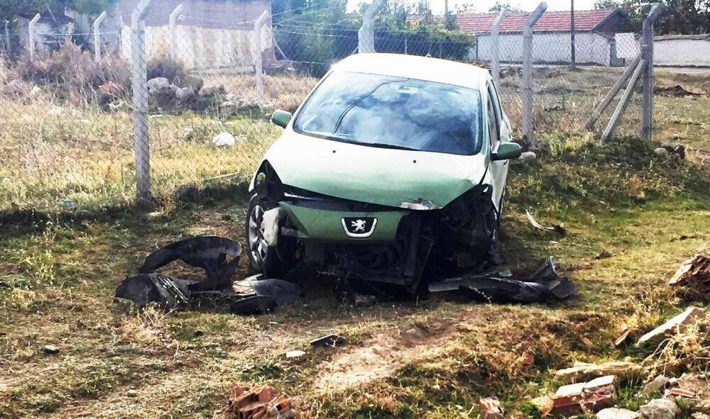 Konya’da otomobil telefon direğine çarptı: 1 yaralı