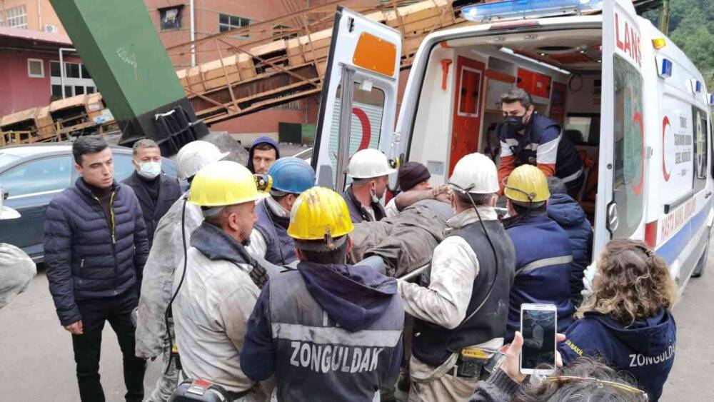 Maden işçisi göçükten 5 saat sonra sağ kurtarıldı