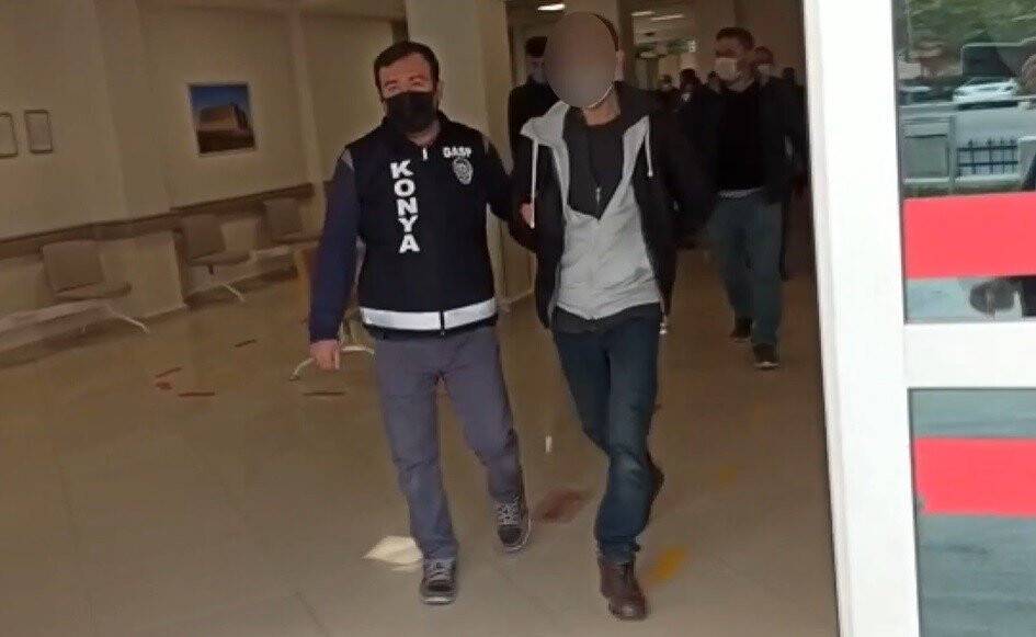 Polis olarak kendini tanıttı, iki kişiyi gasp ettikten sonra yakalandı