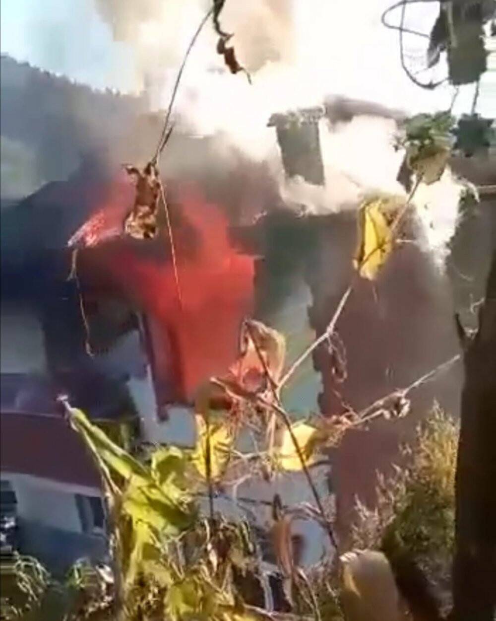 Rize’de 1 kişinin öldüğü yangında patlama anı kameraya yansıdı