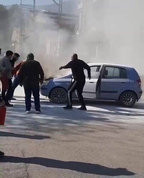 Yayalara çarpmamak için durunca zincirleme kaza oldu