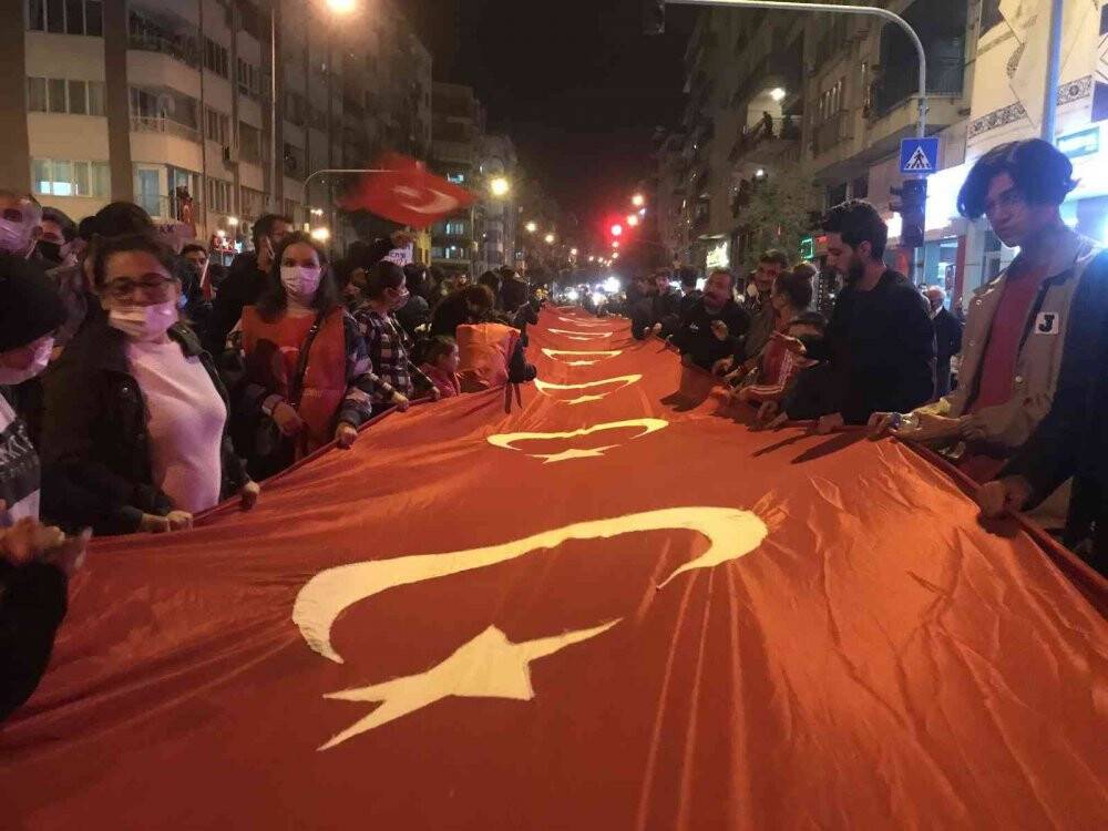500 metrelik bayrakla cumhuriyet yürüyüşü