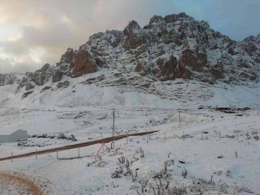 Aladağlar’da kar sürprizi