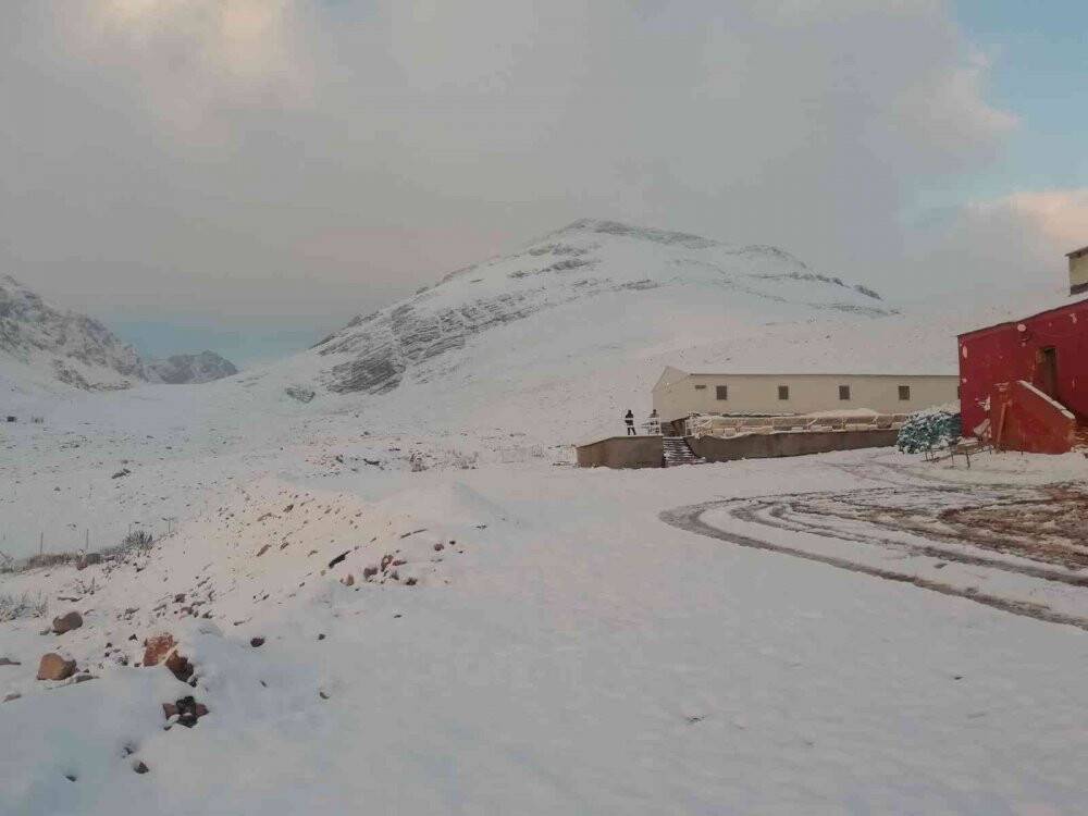 Aladağlar’da kar sürprizi