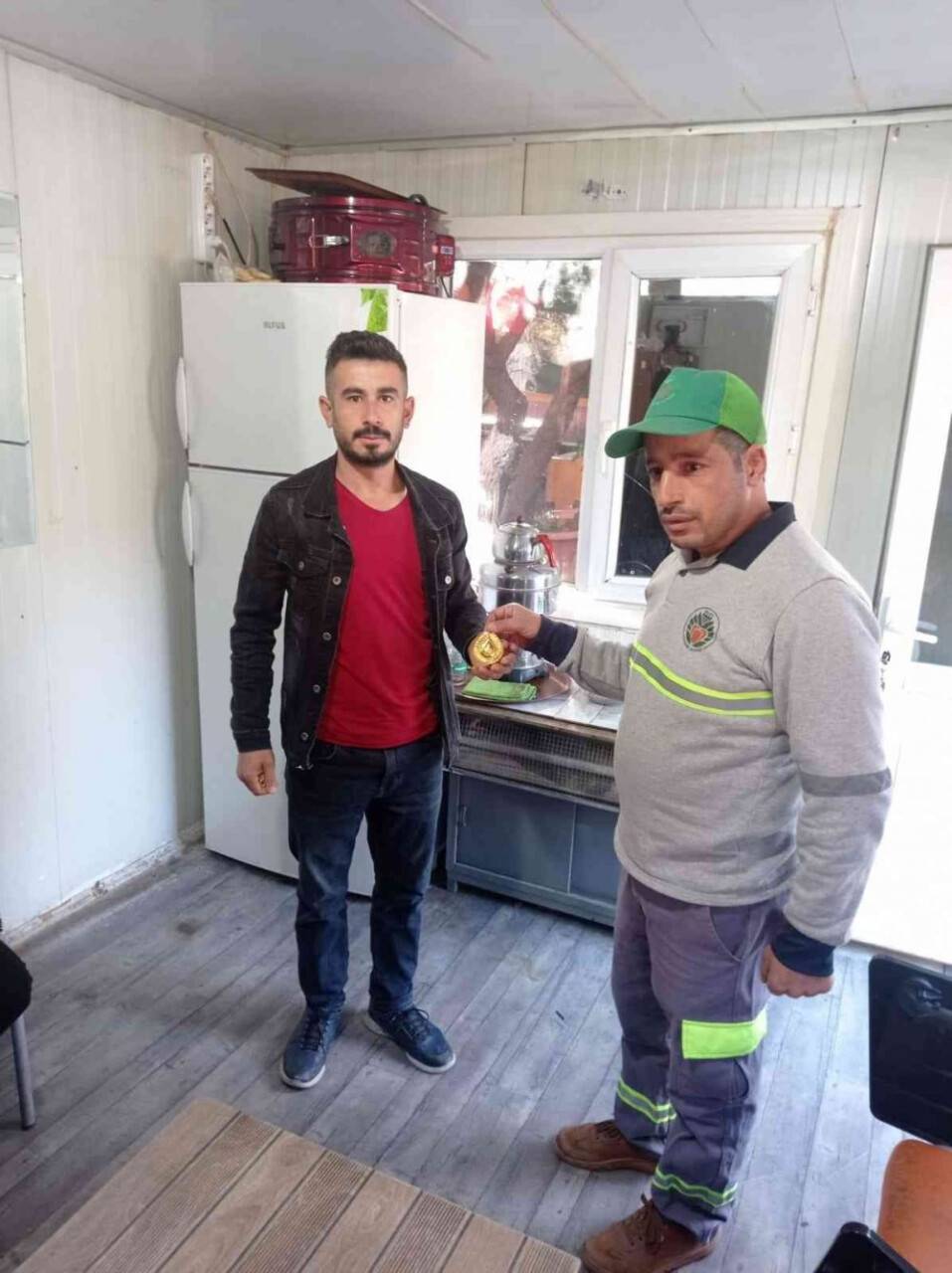 Bulduğu altın tuğrayı sahibine teslim etti