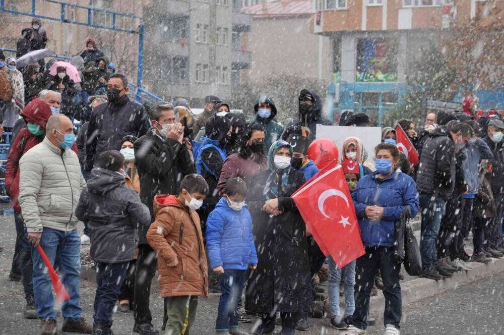 Kars’ta lapa lapa kar yağışı altında Cumhuriyet coşkusu