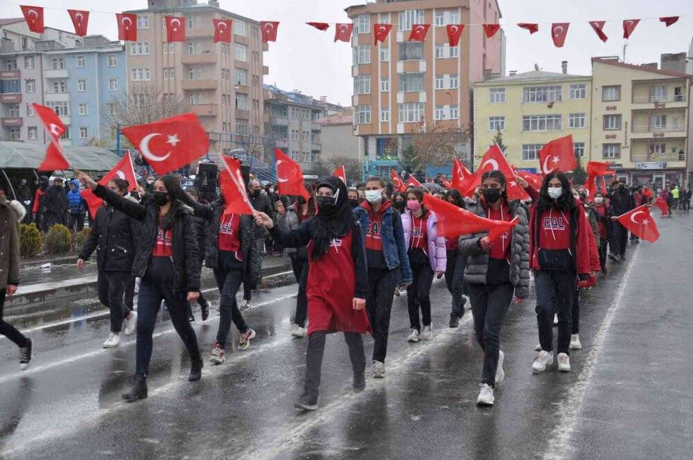 Kars’ta lapa lapa kar yağışı altında Cumhuriyet coşkusu