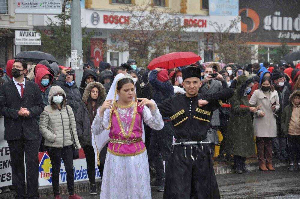 Kars’ta lapa lapa kar yağışı altında Cumhuriyet coşkusu