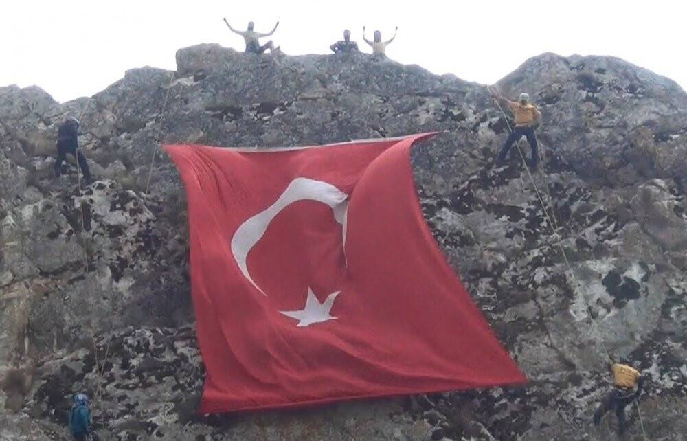 Kayalıklarda dev Türk bayrağı açtılar