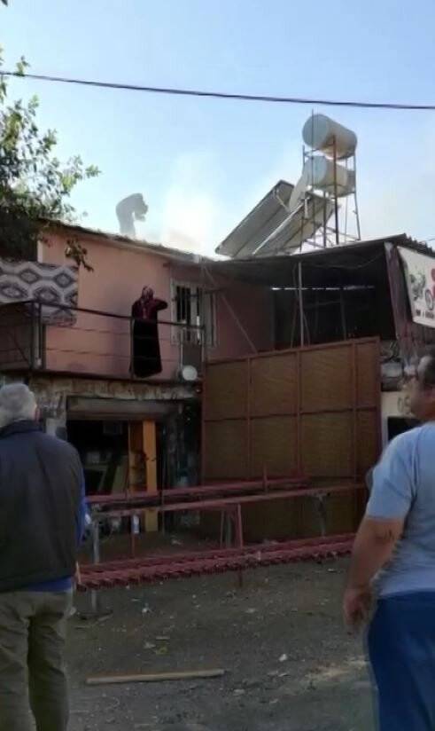 Müstakil evdeki yangın paniği böyle görüntülendi