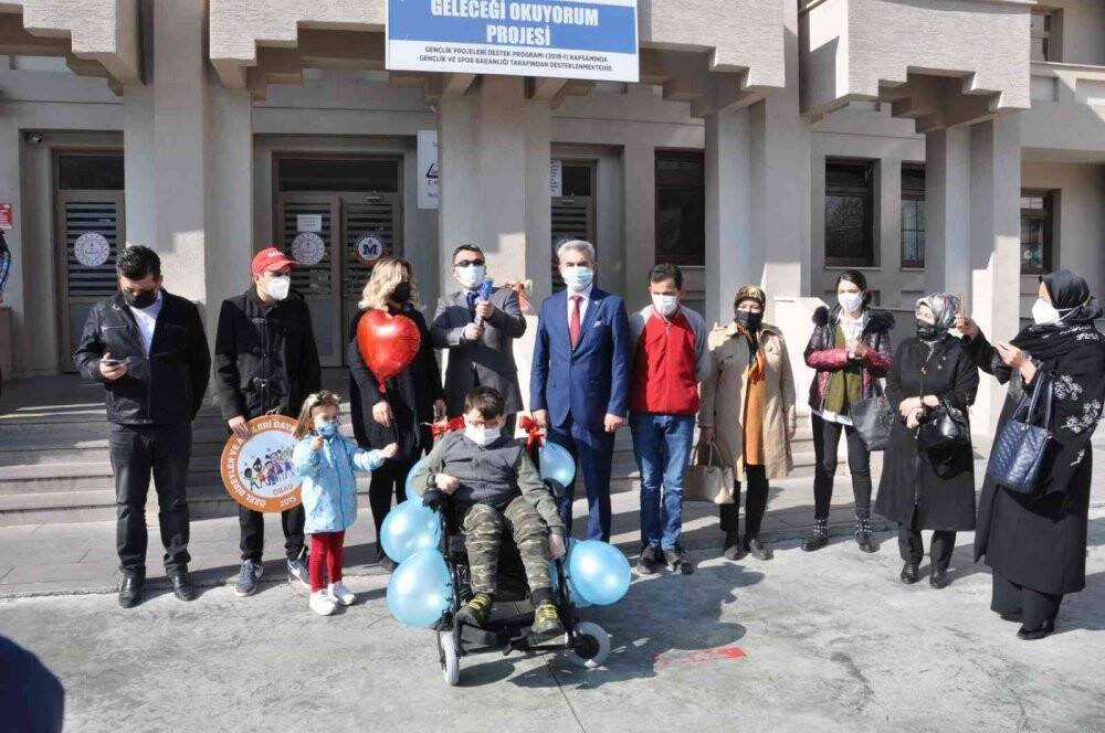 Öğretmenler aldıkları akülü sandalye ile yürüme engelli öğrenciyi sevindirdi