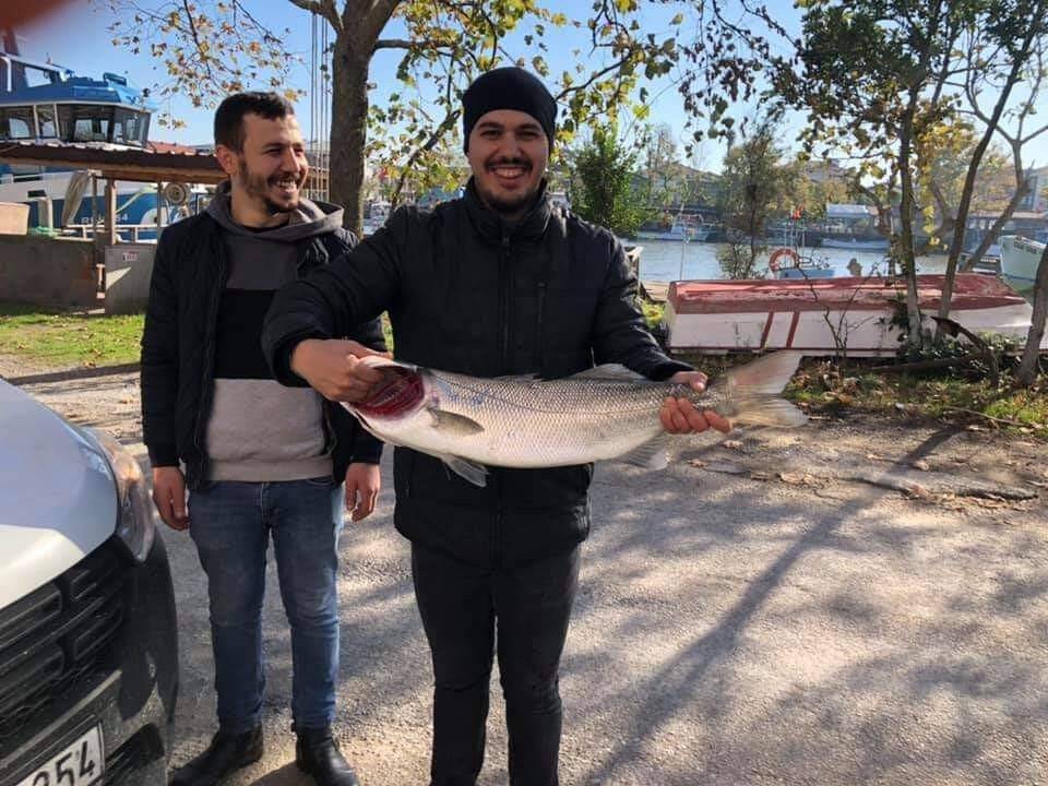 Oltayla 5 kiloluk lüfer yakaladı, böyle sevindi