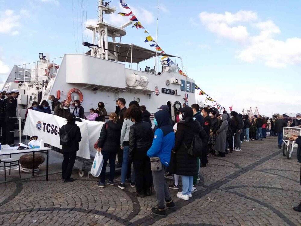 Sahil Güvenlik gemisine vatandaşlar akın etti