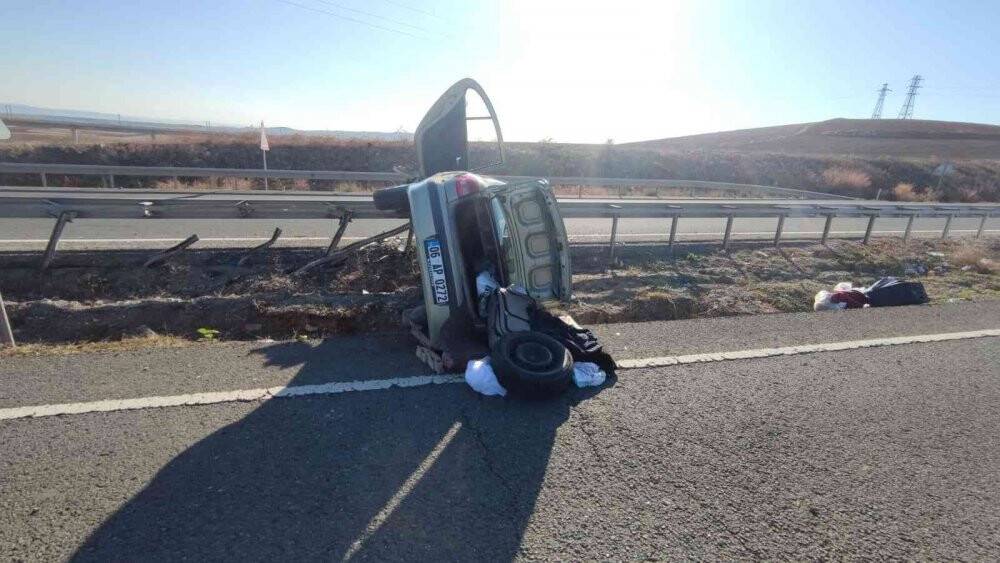 Bariyerlere çarpan otomobil yan yattı: 3 yaralı
