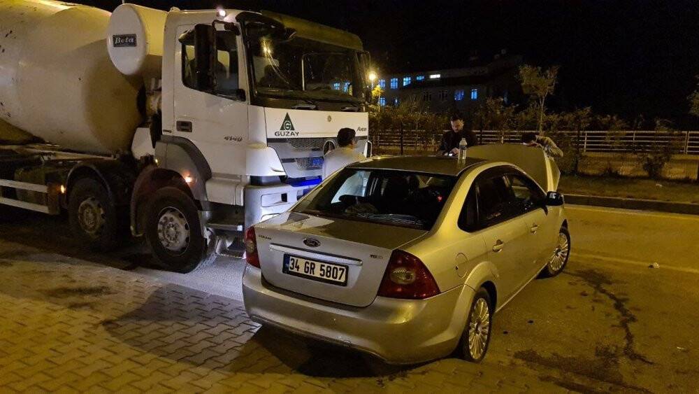Beton mikseri otomobili metrelerce sürükledi, kadın yolcu sinir krizi geçirdi
