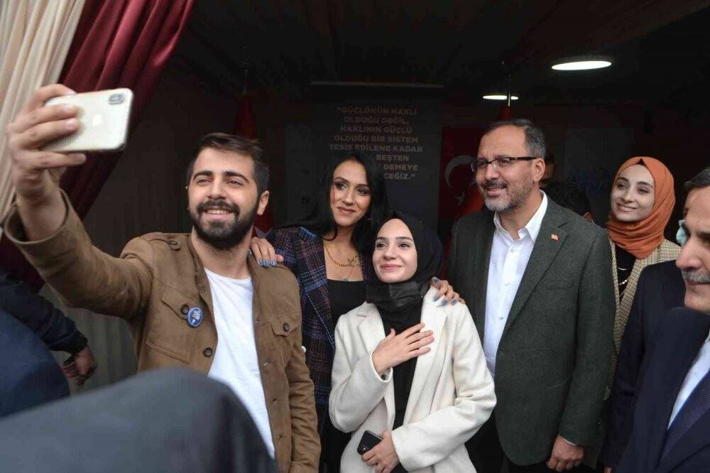 Gençlik ve Spor Bakanı Kasapoğlu Batman’da gençlerle bir araya geldi