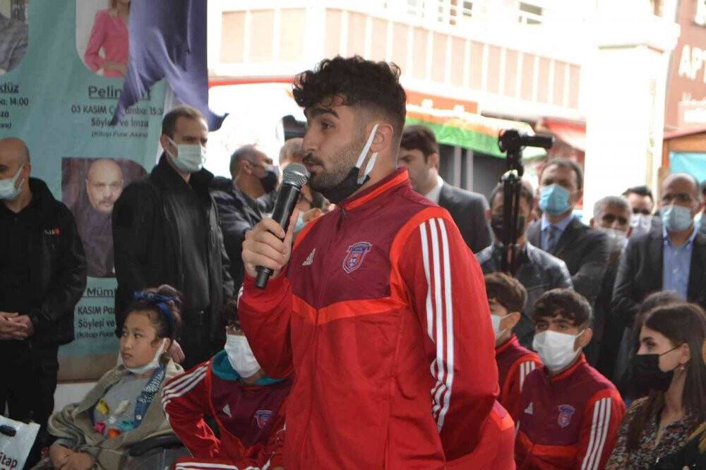 Gençlik ve Spor Bakanı Kasapoğlu Batman’da gençlerle bir araya geldi