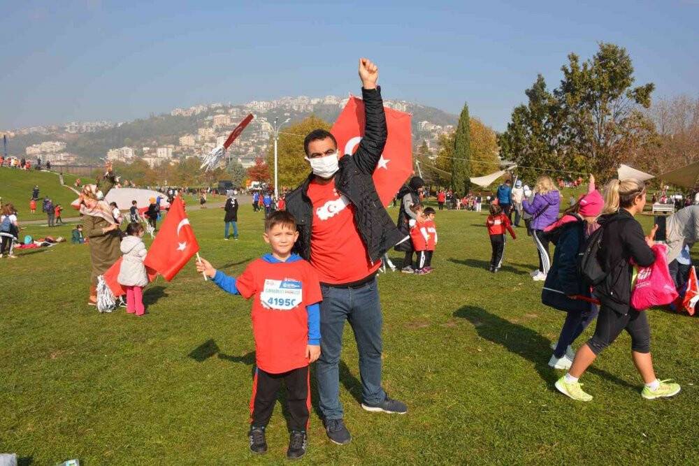 Göklerdeki binlerce Türk bayrağı görenleri şaşkına çevirdi