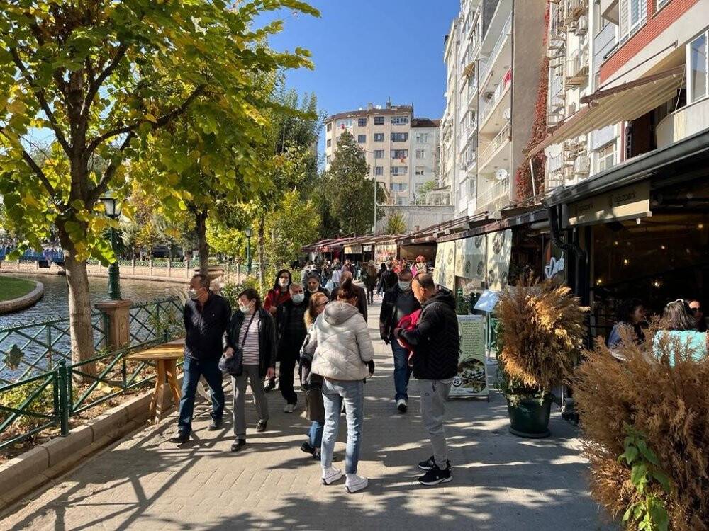 Güneşli hava vatandaşı sokağa döktü