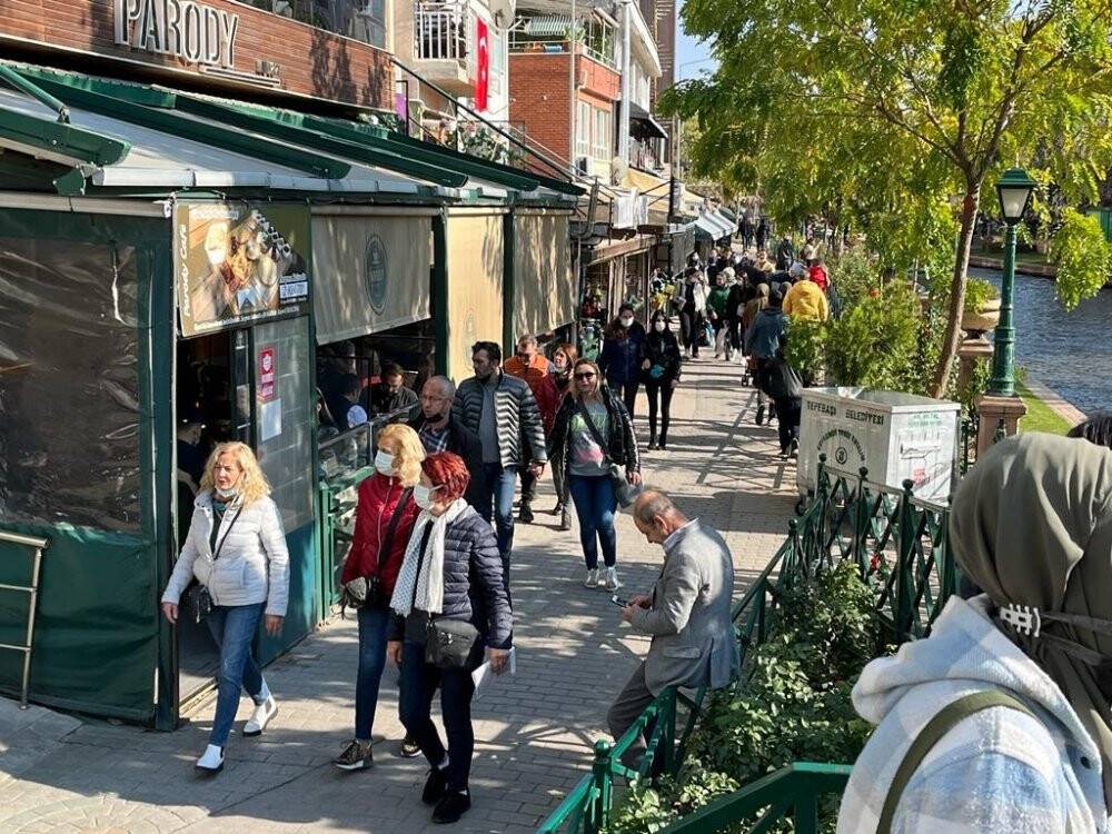 Güneşli hava vatandaşı sokağa döktü