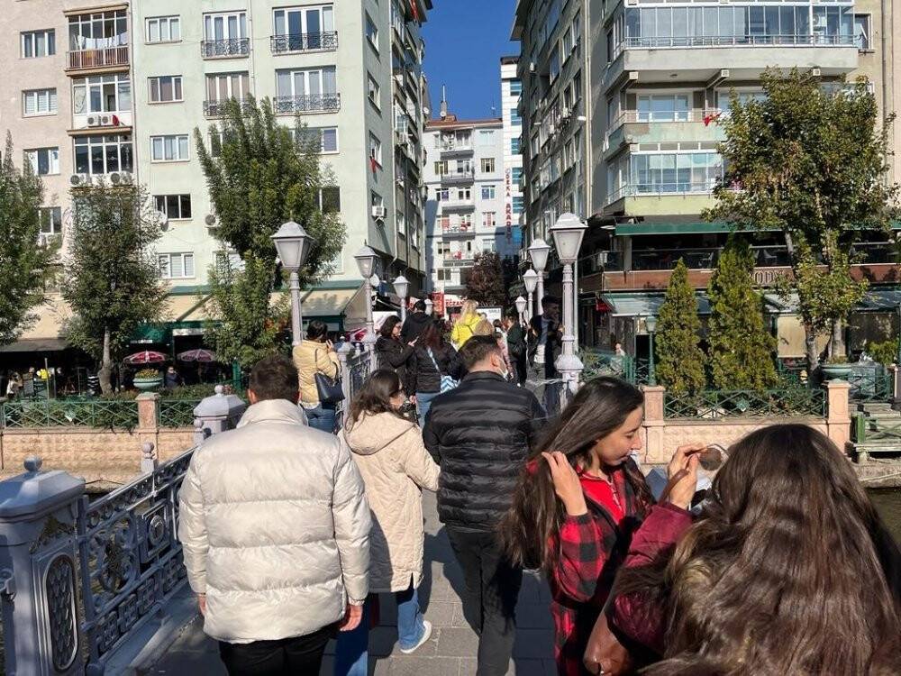 Güneşli hava vatandaşı sokağa döktü