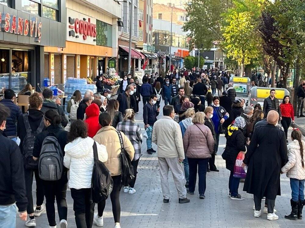 Güneşli hava vatandaşı sokağa döktü