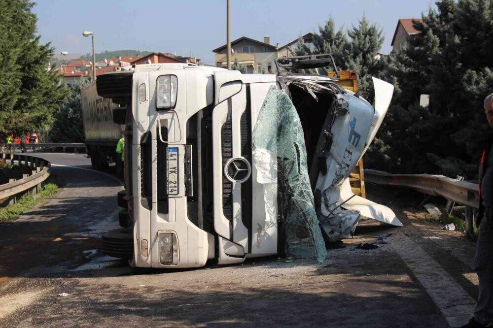 Kaza yapan tır yolu trafiğe kapattı