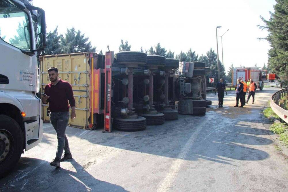 Kaza yapan tır yolu trafiğe kapattı