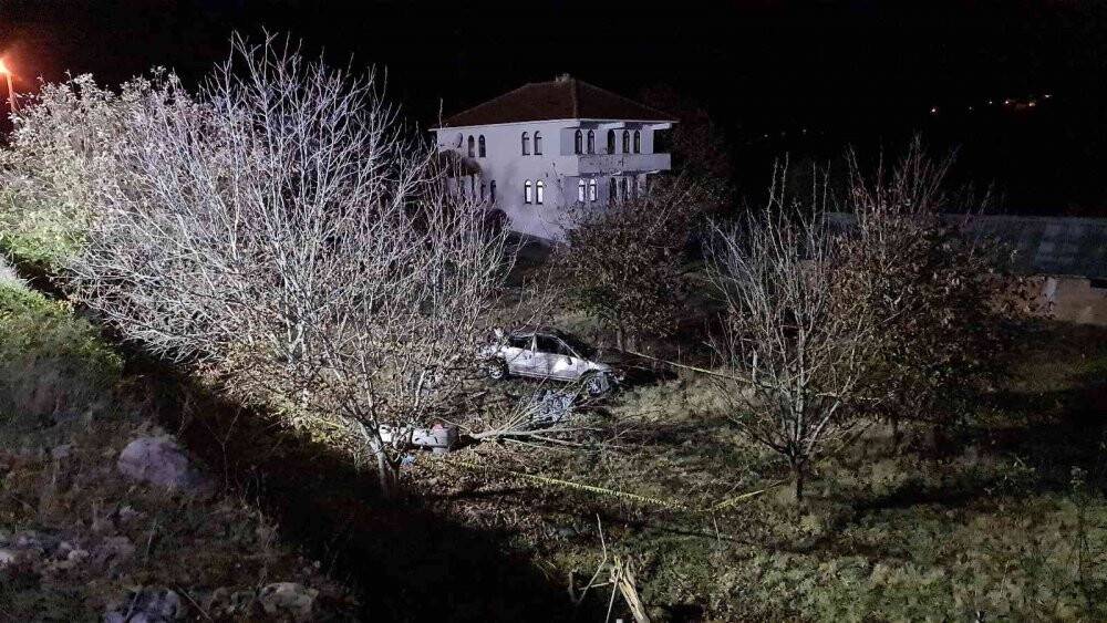 Kontrolden çıkan otomobil evin bahçesine uçtu: 1 ölü, 1 yaralı