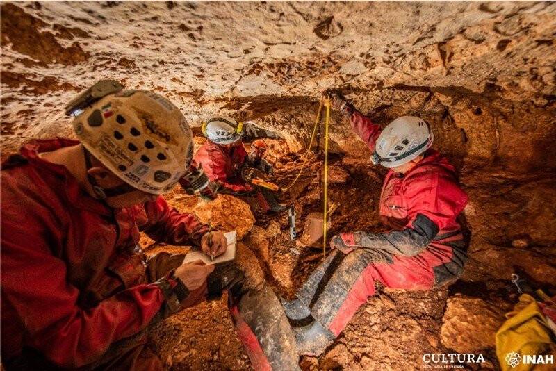 Meksika’da Mayalara ait bin yıldan eski bir kano bulundu