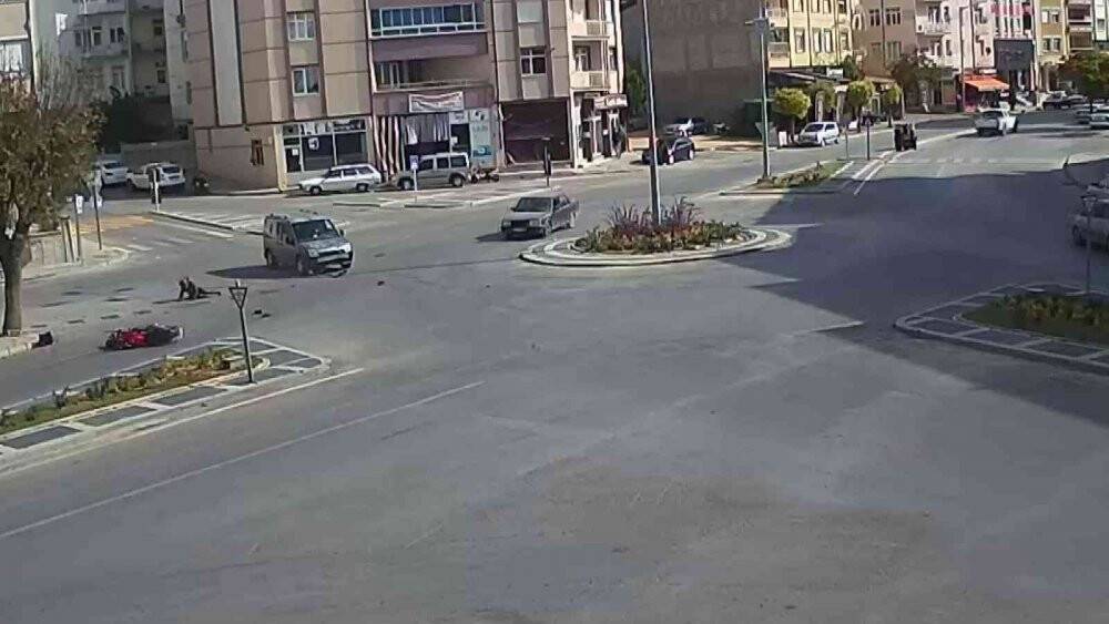 Motosiklet sürücüsünün ölümden döndüğü an kamerada