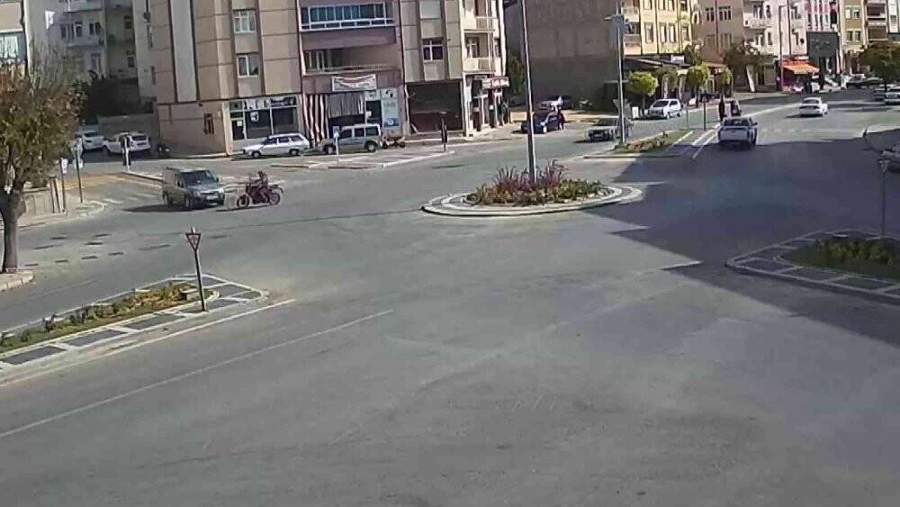 Motosiklet sürücüsünün ölümden döndüğü an kamerada