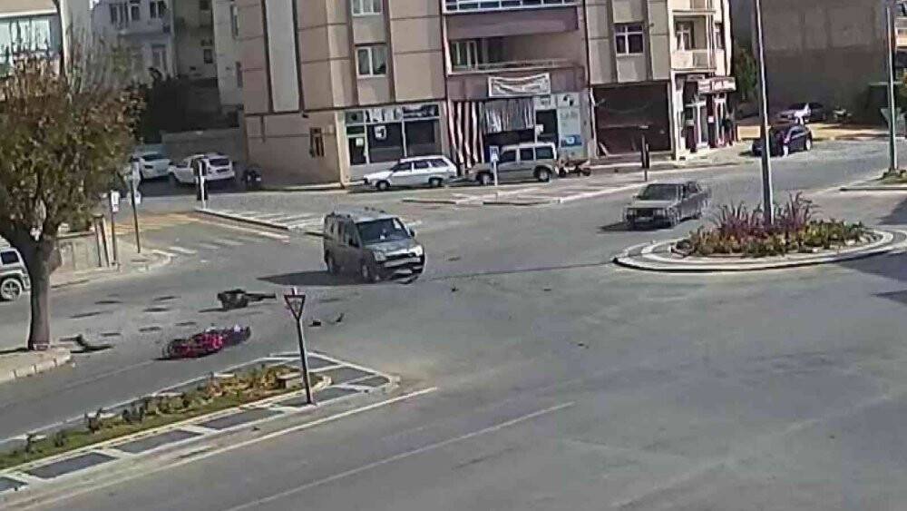 Motosiklet sürücüsünün ölümden döndüğü an kamerada