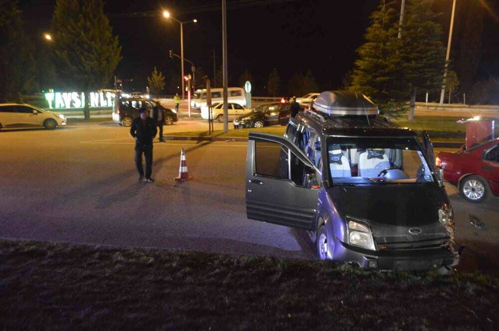 2 araç çarpıştı: 4 yaralı