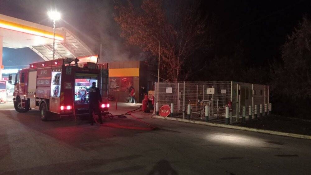 Akaryakıt istasyonunda korkutan yangın