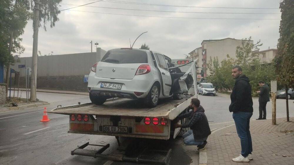 Belediye otobüsü ile otomobil çarpıştı, kadın sürücü hayatını kaybetti