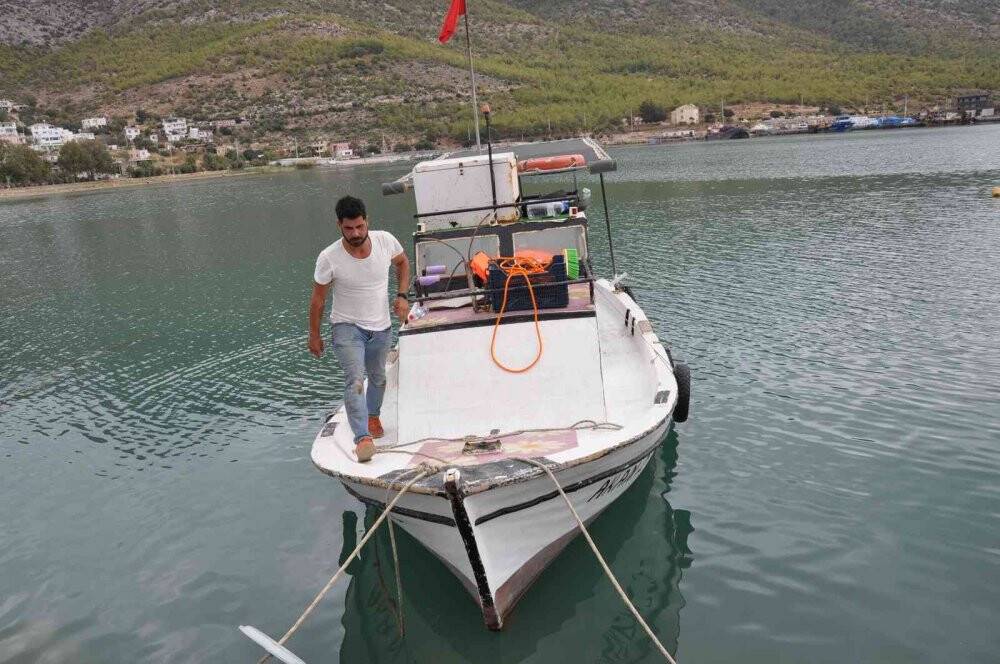 Gezi teknesi battı, 2 kişiyi balıkçılar kurtardı