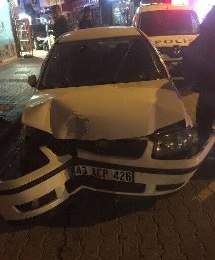 Otomobil aydınlatma direğine çaptı: 3 yaralı