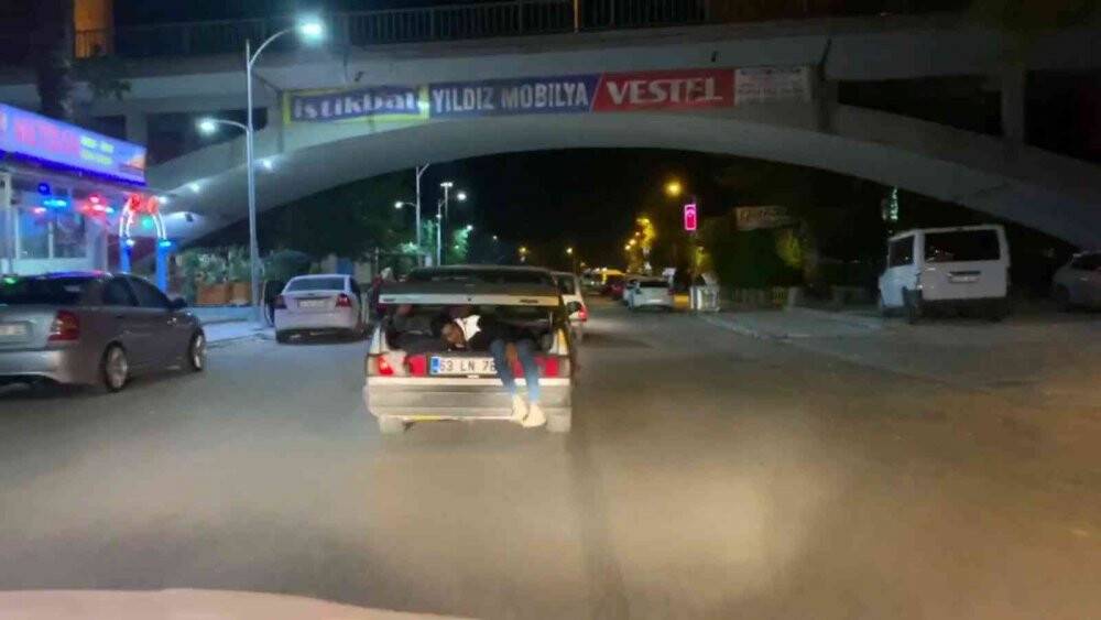 Otomobilin bagajında tehlikeli yolculuk
