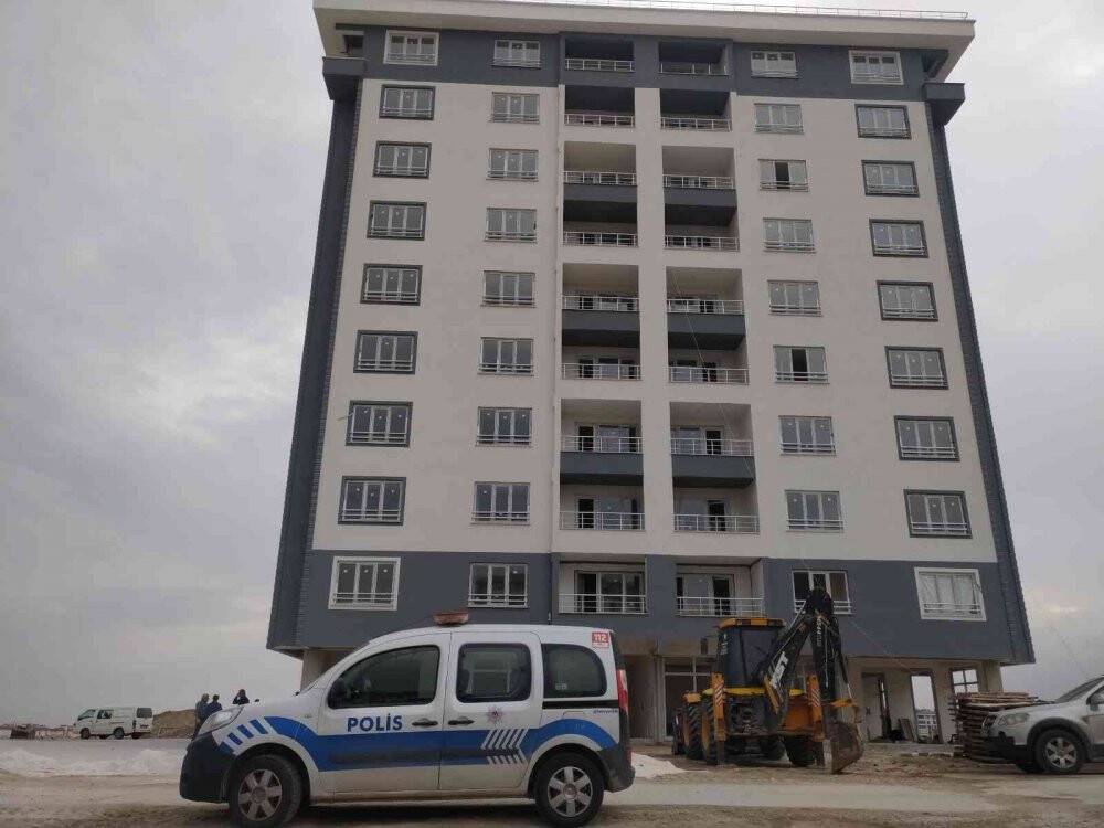 Konya'da  7’inci kattan düşen işçi ağır yaralandı