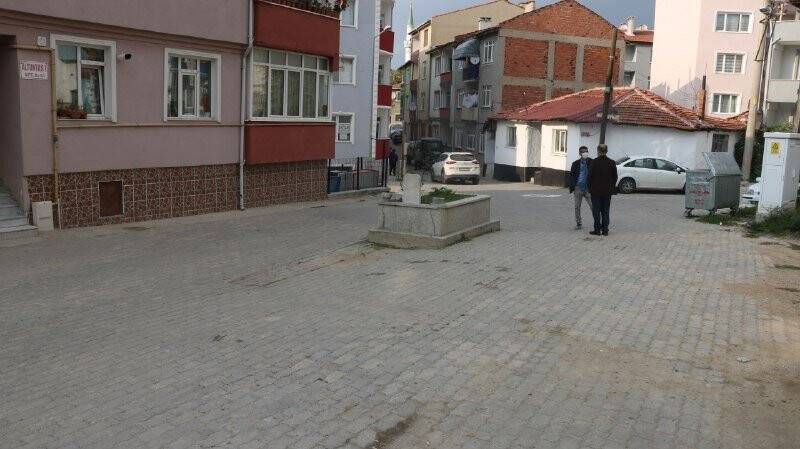 Yol ortasında ’sır mezar’ mahalleliyi ikiye böldü