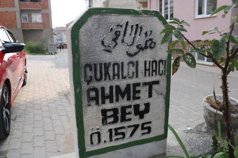 Yol ortasında ’sır mezar’ mahalleliyi ikiye böldü