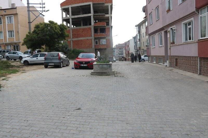 Yol ortasında ’sır mezar’ mahalleliyi ikiye böldü