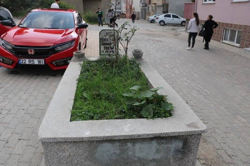 Yol ortasında ’sır mezar’ mahalleliyi ikiye böldü