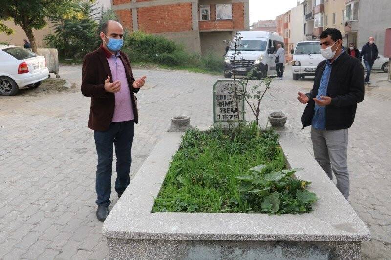 Yol ortasında ’sır mezar’ mahalleliyi ikiye böldü